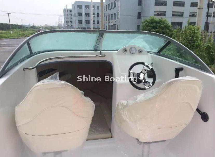 SHINE 550 Cockpit and Cabin Layout SHINE 550 Fiberglass Fishing Boat Helm with Steering Wheel and Outboard Engine Controls