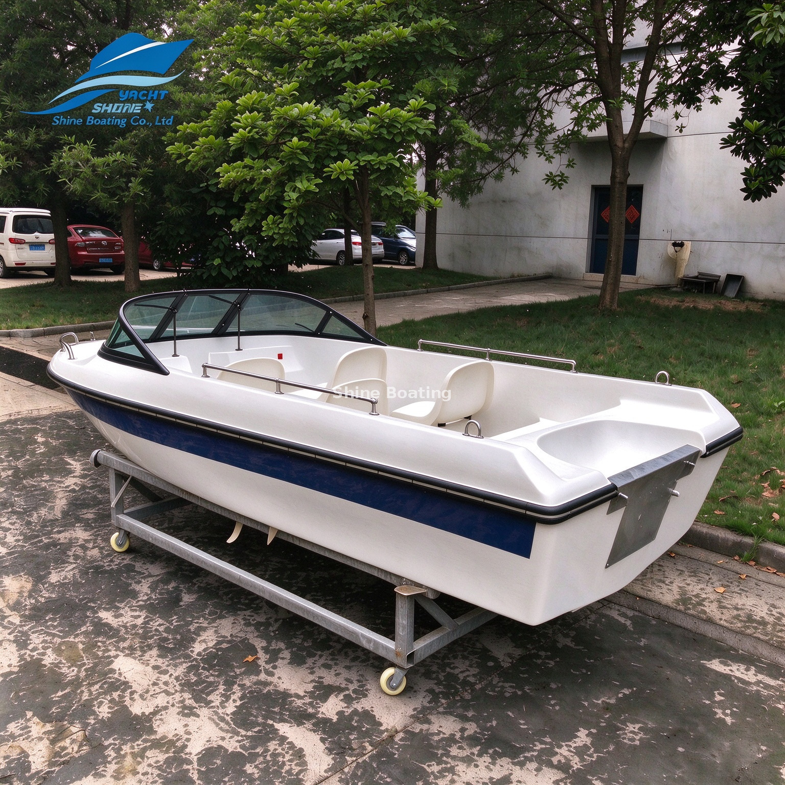 SHINE 430 boat Side SHINE 430 4.3m fiberglass leisure boat Side view of the entire vessel