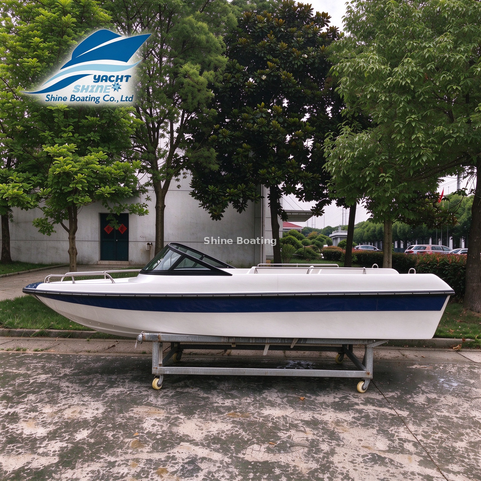 SHINE 430 boat Side SHINE 430 4.3m fiberglass leisure boat Side view of the entire vessel